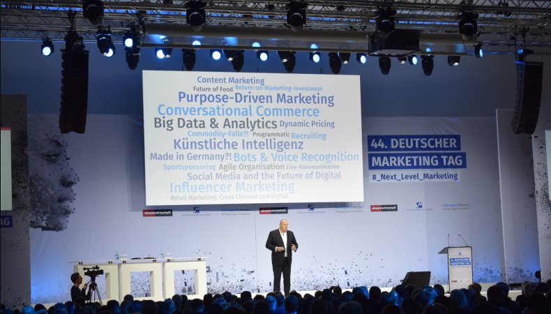Ralf Strauss eröffnet den Deutschen Marketing Tag 2017 in Frankfurt.