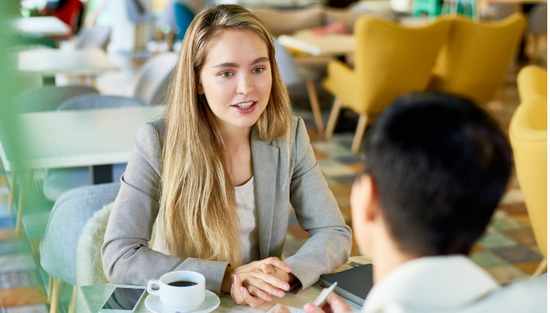 Messen was zählt – mit DrKPI® Zwei Frauen analysieren digitale Werbedaten zu Facebook Werbebetrug und Consumer Fraud gegenüber Endnutzerinnen.