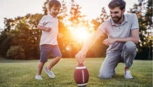 DrKPI PageTracker #Wochenquiz: Jedes Jahr wieder - Super Bowl - früh übt sich, wer Meister werden will - Vater trainiert mit Sohn den Kick.