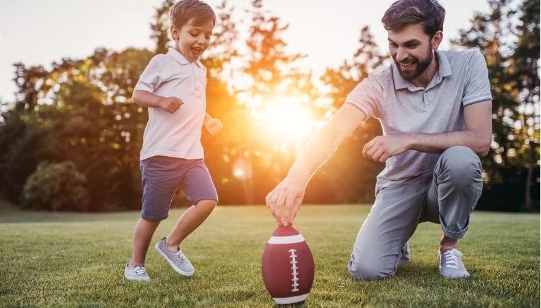 DrKPI PageTracker Wochenquiz:Jedes Jahr wieder - Super Bowl - früh übt sich, wer Meister werden will - Vater trainiert mit Sohn den Kick.