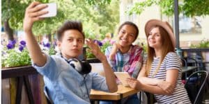Generation Z - 1997 – 2012: Gen Z ist mit dem Internet aufgewachsen. Sie hat die Welt nie ohne das Internet kennengelernt. Gen Z ist mit digitalen Werkzeugen aufgewachsen. Das Smartphone ist immer dabei.