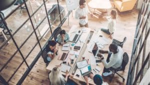 Messen was zählt – mit DrKPI® New Work: Räume für Sitzungen sind heutzutage fast überall schwierig zu finden. Manchmal ist deren ergonomisches Design für Gruppenarbeit nicht ideal wie hier aufgezeigt.