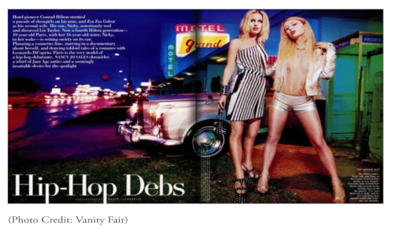 Influencer Marketing: Paris Hilton war die erste Person, welche sich in der Neuzeit ab ca. 1997 einen Namen machte als Influencer. Hier auf einem Foto mit ihrer Schwester 2000 - Vanity Fair.