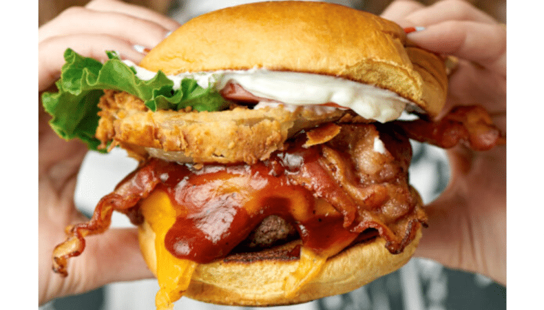 Hyperbel Werbung für Produkt: Aus einfachem Burger wird dem Kunden vorgegaukelt, dass er ein Kunsthandwerk bekommt in der Form eines Burgers. WIRKLICH?