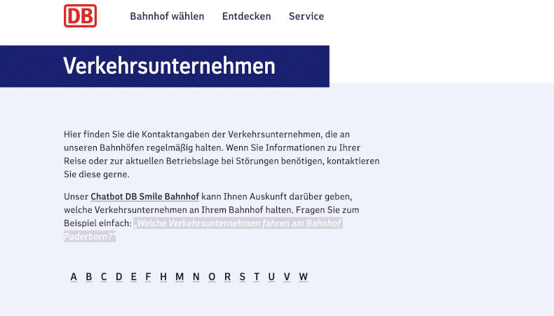 Die Deutsche Bahn nutzt den Chatbot DB Smile, um Kundenanfragen mit KI zu beantworten. Ein Beispiel zeigt, wie man den Bot richtig fragt: „Welche Verkehrsunternehmen fahren am Bahnhof Paderborn?“