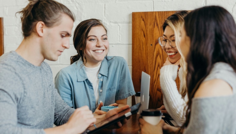 Teammeeting im Büro – KI-Produktivität und Zusammenarbeit verbessern.