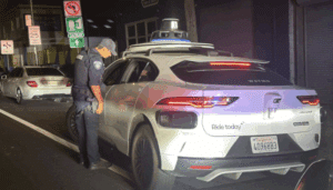 Driving under Influence Enforcement - Waymo Taxi in San Bruno / San Francisco Airport, Kalifornien - bei illegalem U-Turn erwischt...Gesetz erlaubt zur Zeit nicht die Ausstellung eines Busszettels...