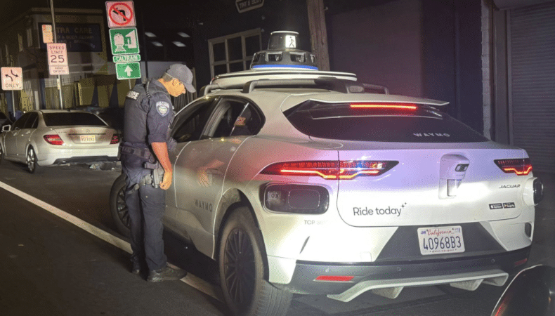 Driving under Influence Enforcement - Waymo Taxi in San Bruno / San Francisco Airport, Kalifornien - bei illegalem U-Turn erwischt...Gesetz erlaubt zur Zeit nicht die Ausstellung eines Busszettels...