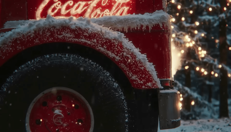 Screenshot aus der KI-unterstützten Coca-Cola Weihnachtskampagne 2024 ‚Silver Santa‘ mit rotem Lkw und fehlerhaft platziertem ‚Coca-Coola‘-Logo