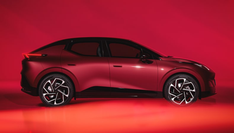 Übertragbare KI-Skills: Rotes Elektroauto symbolisiert AI Literacy Fluency Skills Progression