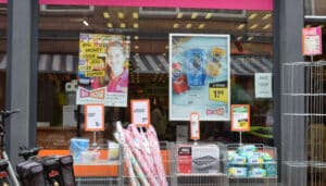 Biz Bazar Schaufenster mit Stelleninserat für Sommerjob — KMU Recruiting direkt am Point of Sale als Marke KMU.