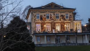 Villa Prym Konstanz am Bodensee bei Abenddämmerung: Gen-Z Kommunkationen Seminar 2026